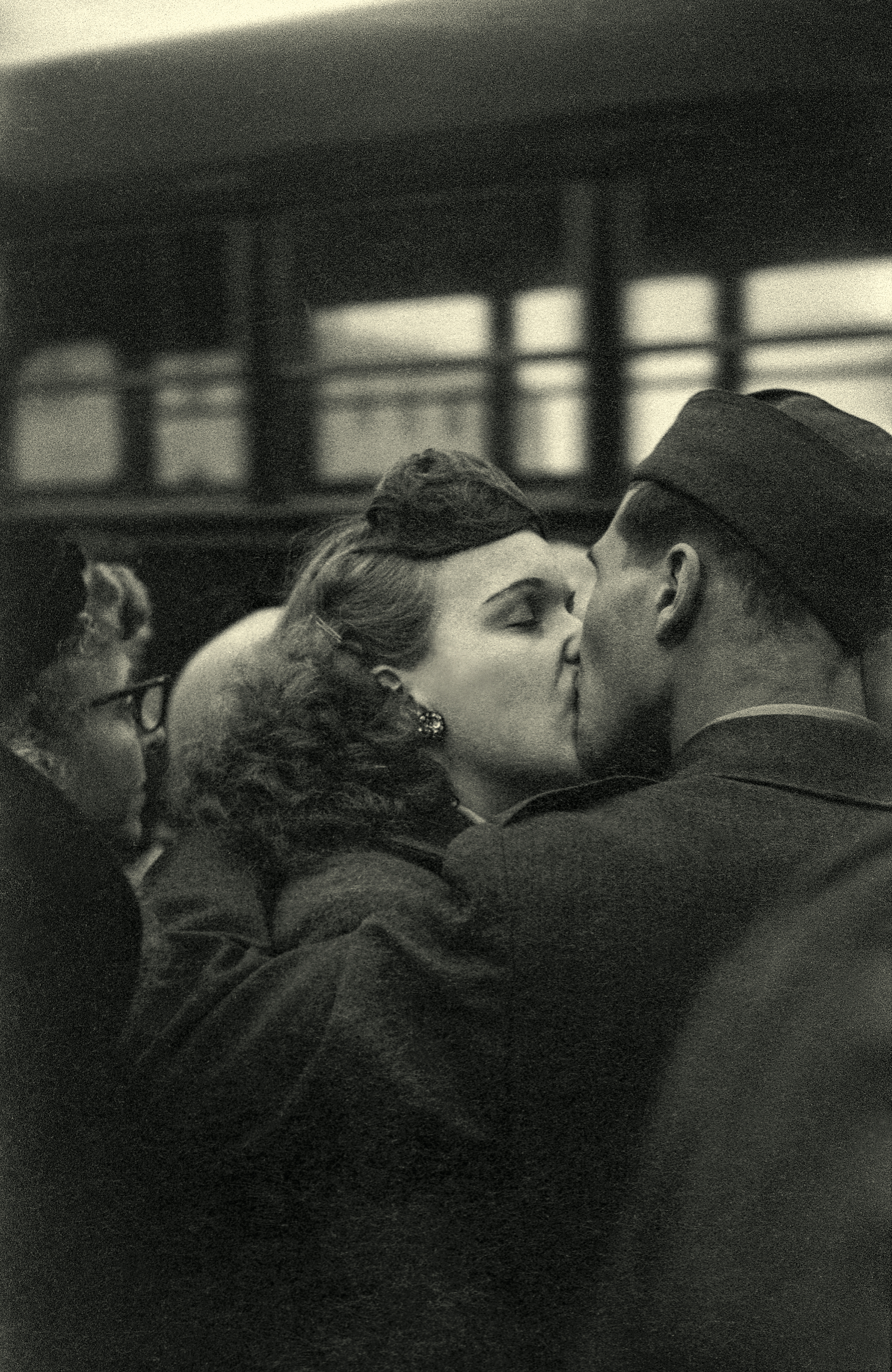 Поцелую на прощанье мы встретимся дома. Гарольд Файнштейн. Прощальный поцелуй. Романтика войны. Прощальный поцелуй фото.