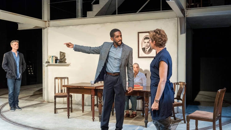 iHo: ★★★★ FROM MAIL ON SUNDAY